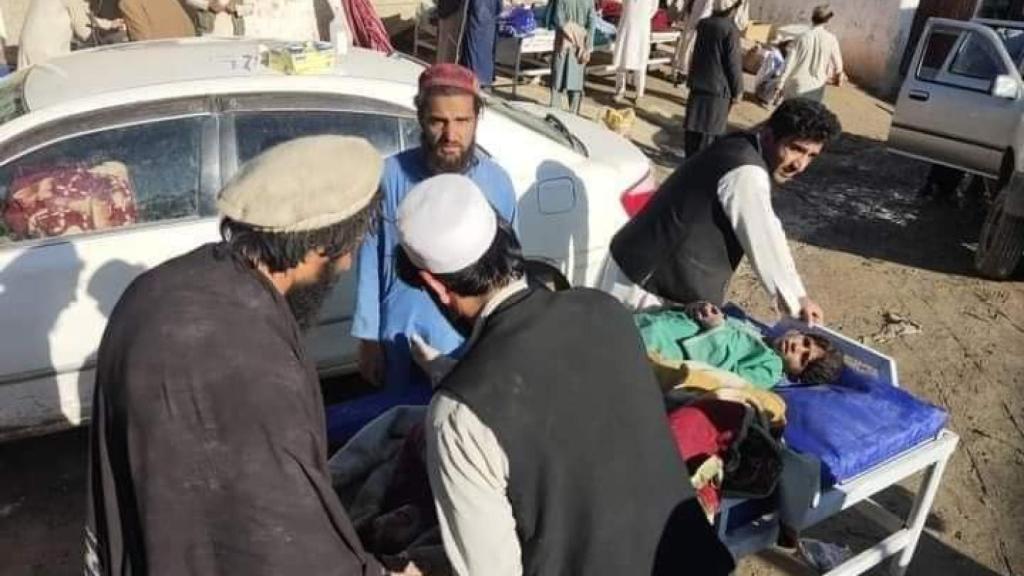 Uno de los heridos del terremoto en Afganistán.