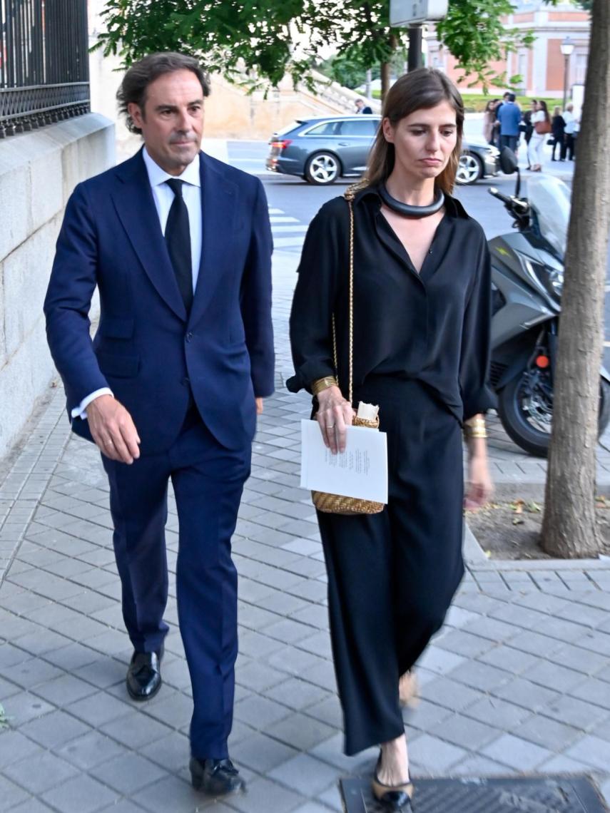 La pareja, con gesto triste, llegando a la iglesia.