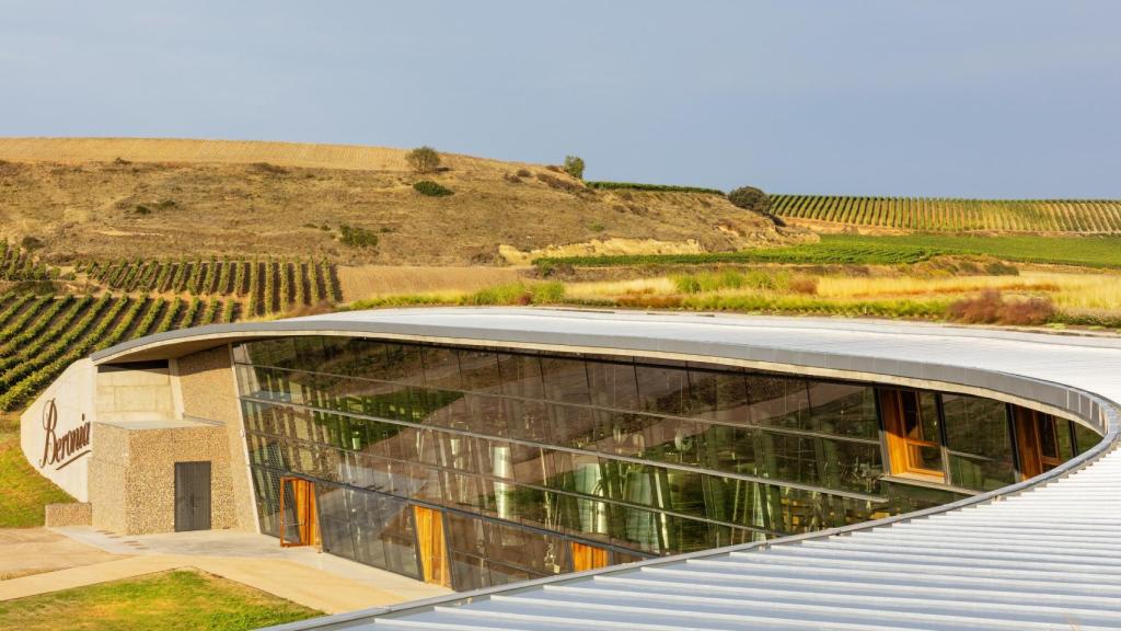 Exterior de Bodegas Beronia con viñedo de fondo