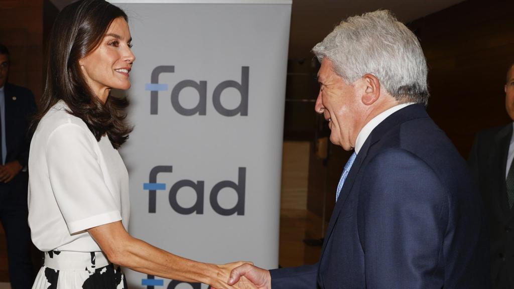 La reina Letizia saluda al presidente de la entidad de gestión de derechos audiovisuales EGEDA y presidente del Atlético de Madrid, Enrique Cerezo, a su llegada a la sede del Banco de España en Madrid para asistir a la reunión del patronato de la Fundación FAD Juventud, este miércoles.