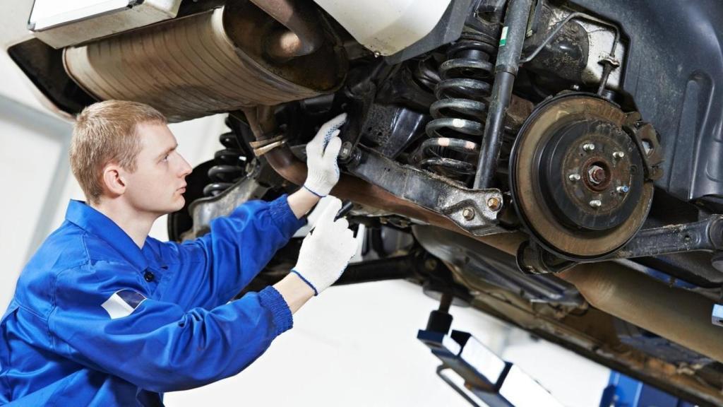 Un técnico de la ITV revisando un vehículo.