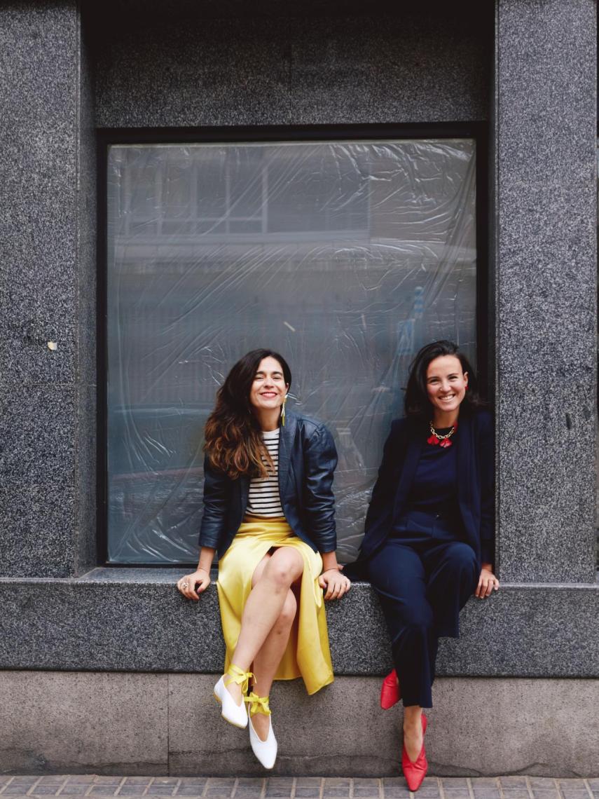 Leire y Estefanía mostrando una de sus últimas creaciones: las bailarinas.