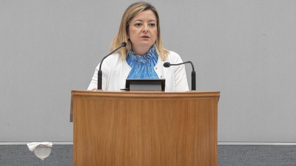 La diputada del PP María Dolores Valcárcel, este miércoles, defiendo la moción para descentralizar las oficinas de Hacienda en la Región de Murcia.