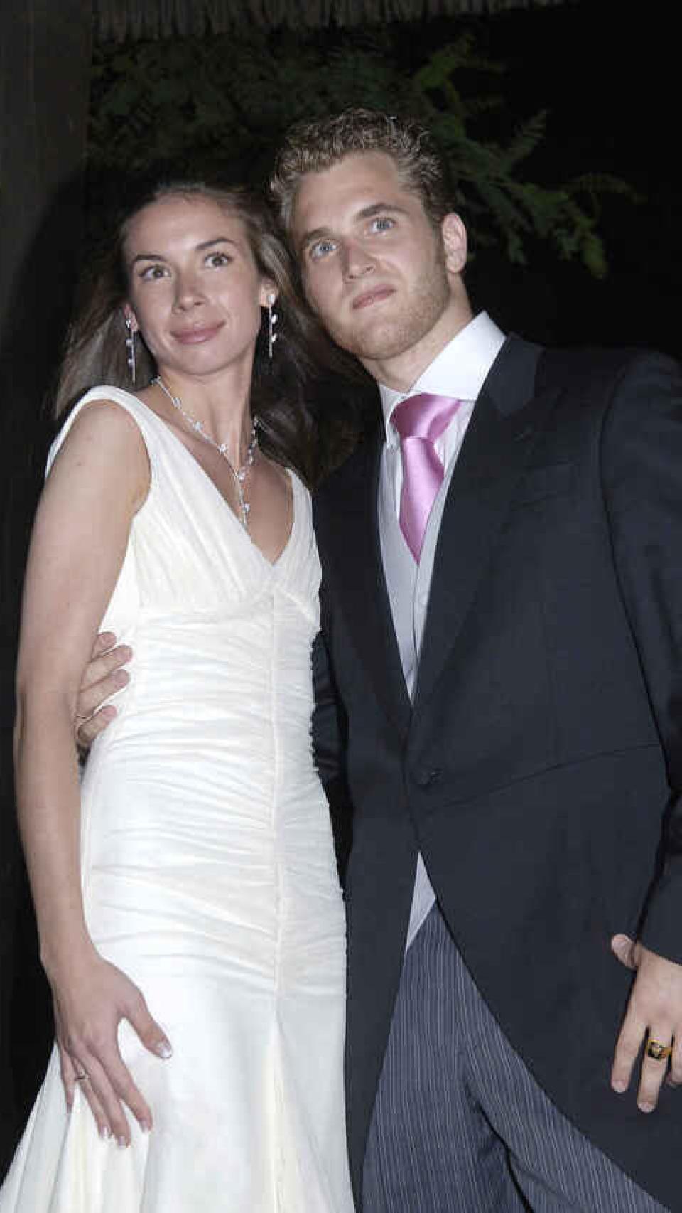 Alba Santana junto a su marido, Aviv, el día de su boda.