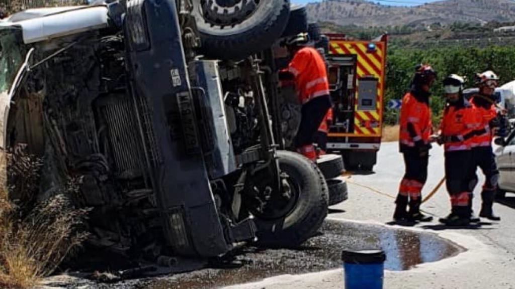 Camión volcado en Benamocarra
