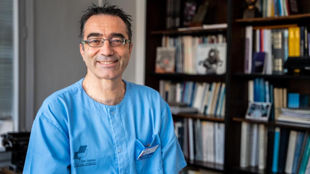 Julián García-Feijóo, con su bata de quirófano.