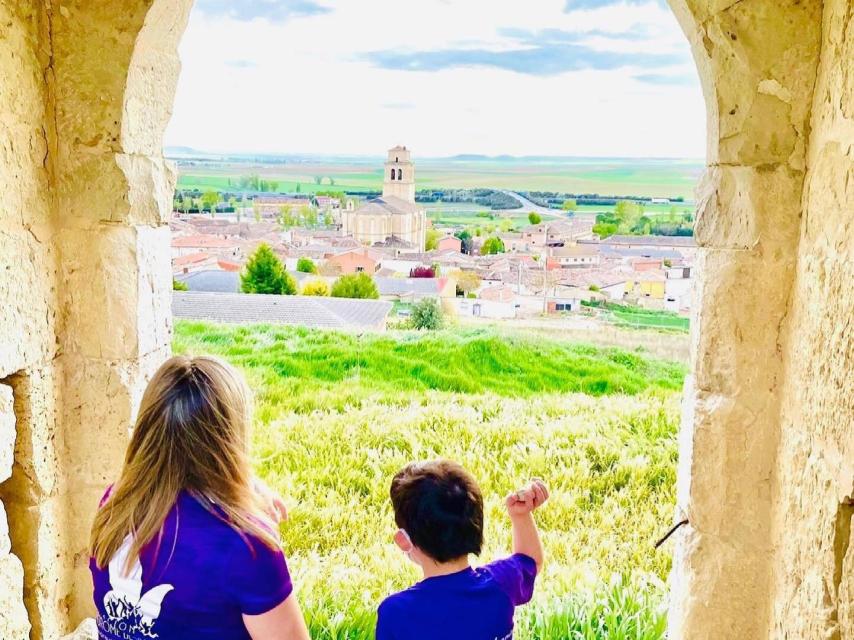Adela Alonso junto a su hijo con Mota del Marqués al fondo