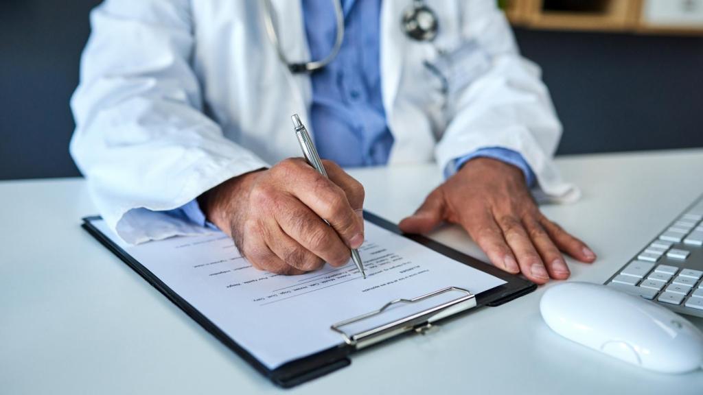 Un médico en su consulta.