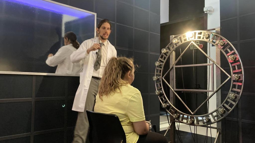 Voluntaria controlando las luces