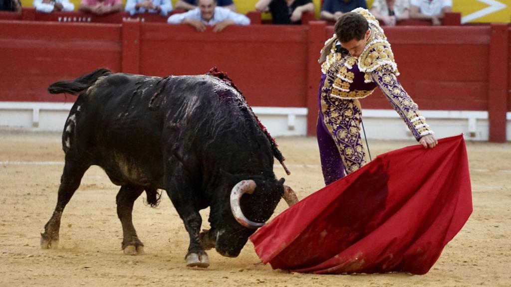 Ginés, en uno de sus lances con su segundo astado.