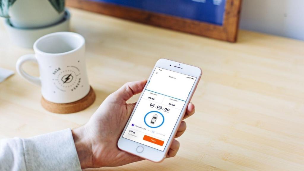 Una persona utilizando la aplicación Parclick, en imagen de archivo.