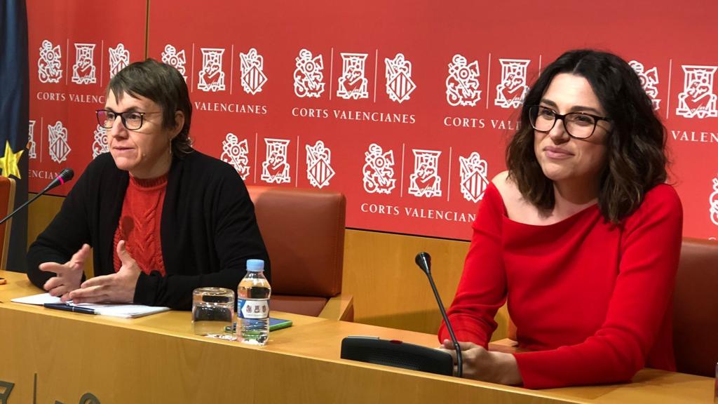 La crevillentina Aitana Más (a la derecha), junto a la portavoz parlamentaria Papi Robles.