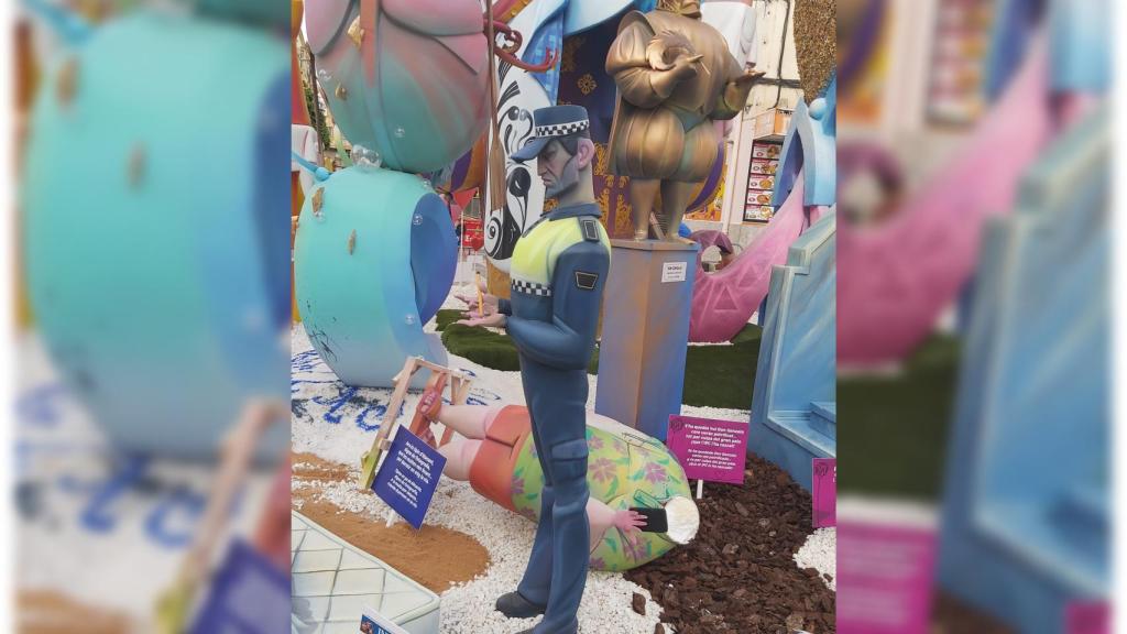 Así quedo 'guillotinada' el ninot de la Hoguera.