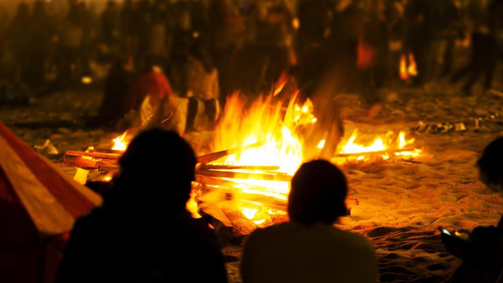 Imagen de archivo de una hoguera en la noche de San Juan.