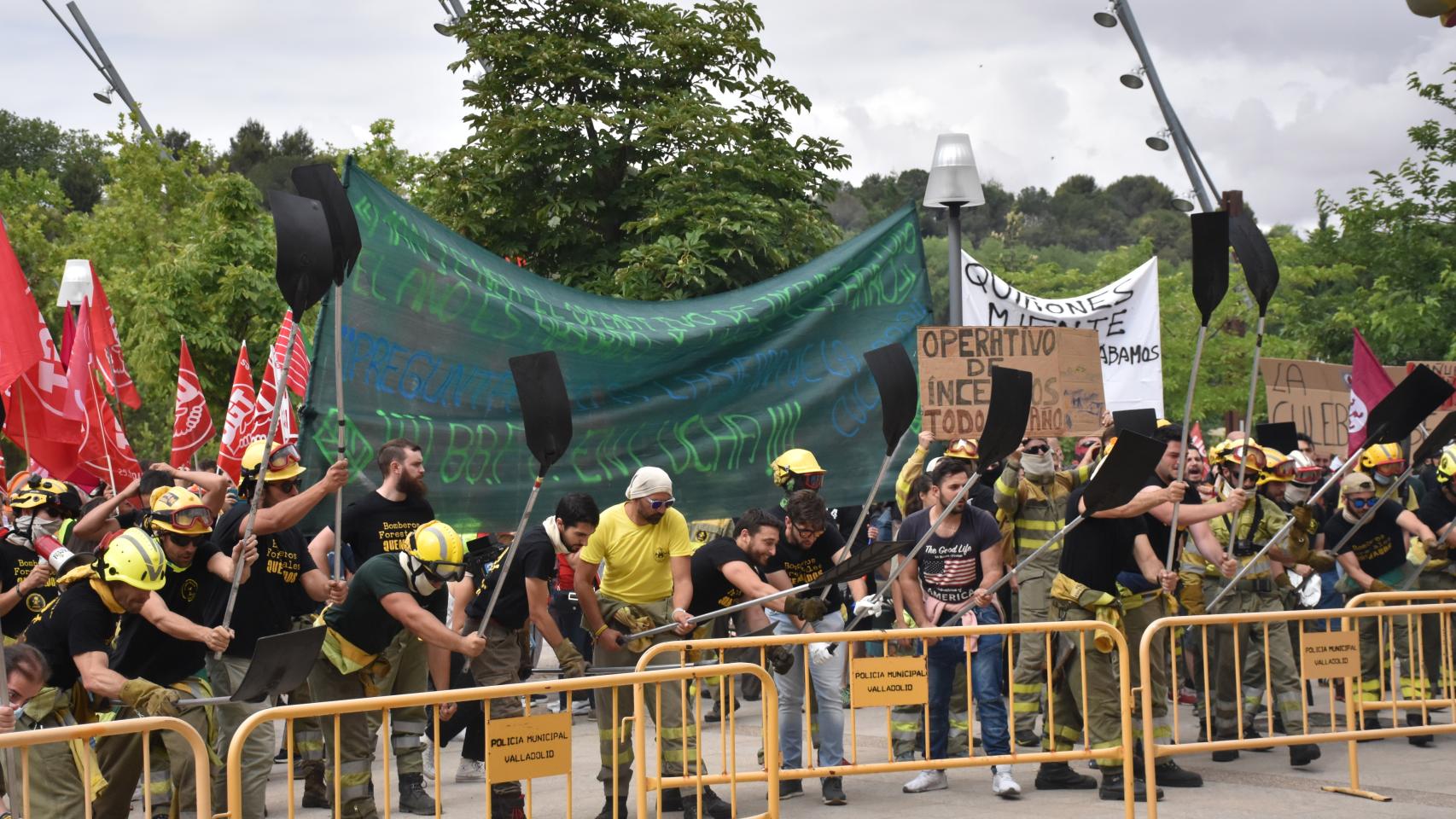 Los trabajadores de incendios forestales se concentran en las Cortes