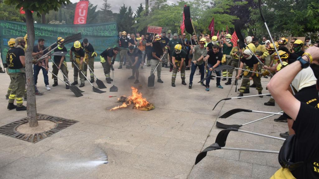Los bomberos forestales ’incendian’ las Cortes