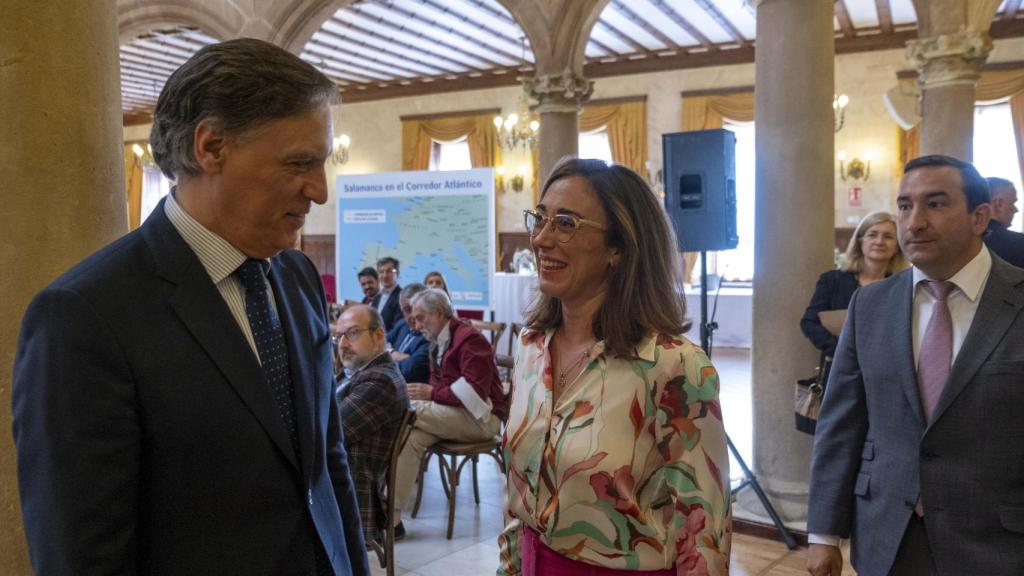 La consejera de Movilidad y Transformación Digital, María González Corral, junto al alcalde de Salamanca, Carlos García Carbayo
