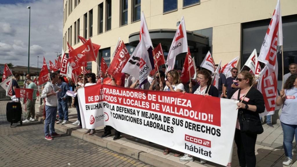 Trabajadores afectados por el convenio colectivo de limpieza de edificios y locales de Valladolid, convocados por CCOO y UGT, pidieron hoy el desbloqueo de las negociaciones y frenar la rebaja de las condiciones laborales que pretende la patronal. Rubén Cacho / ICAL