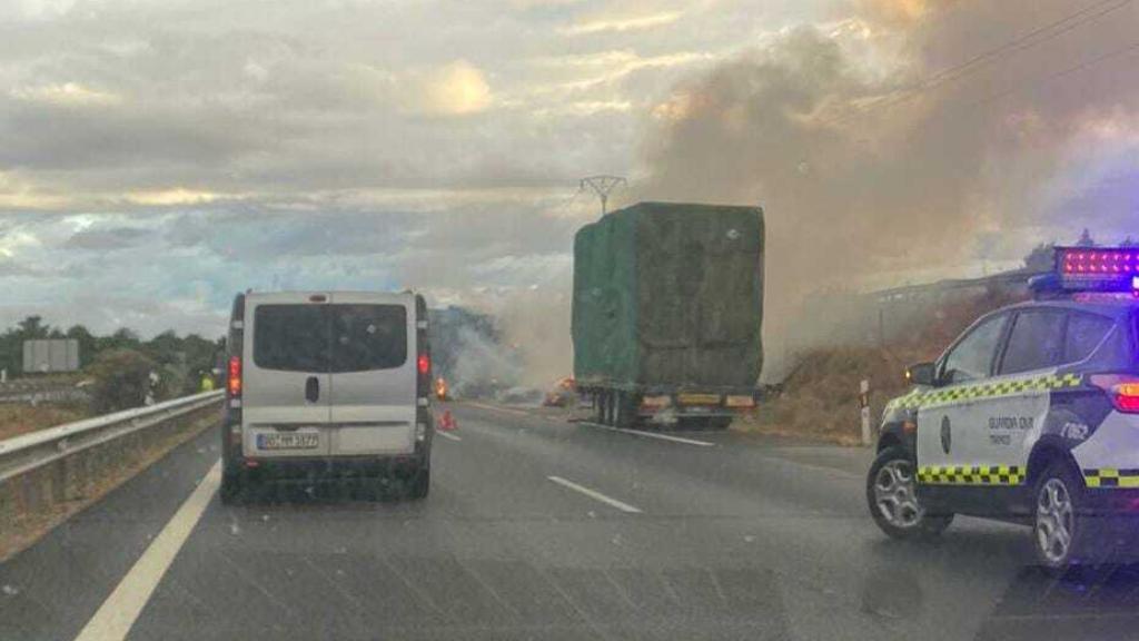 Imagen del camión ardiendo en la A-62