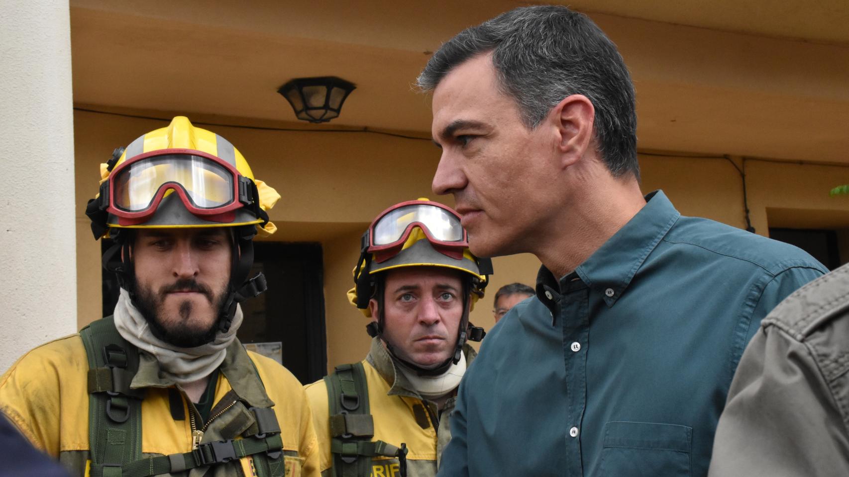 Pedro Sánchez durante su visita a la zona afectada por el incendio de Sierra de la Culebra