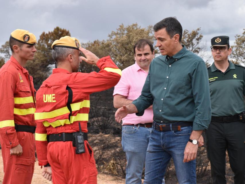 Pedro Sánchez durante su visita a la zona afectada por el incendio de Sierra de la Culebra