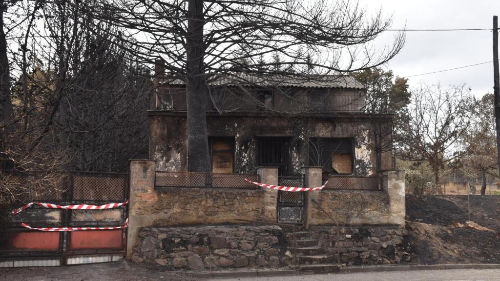Vivienda quemada tras el incendio en la Sierra de la Culebra