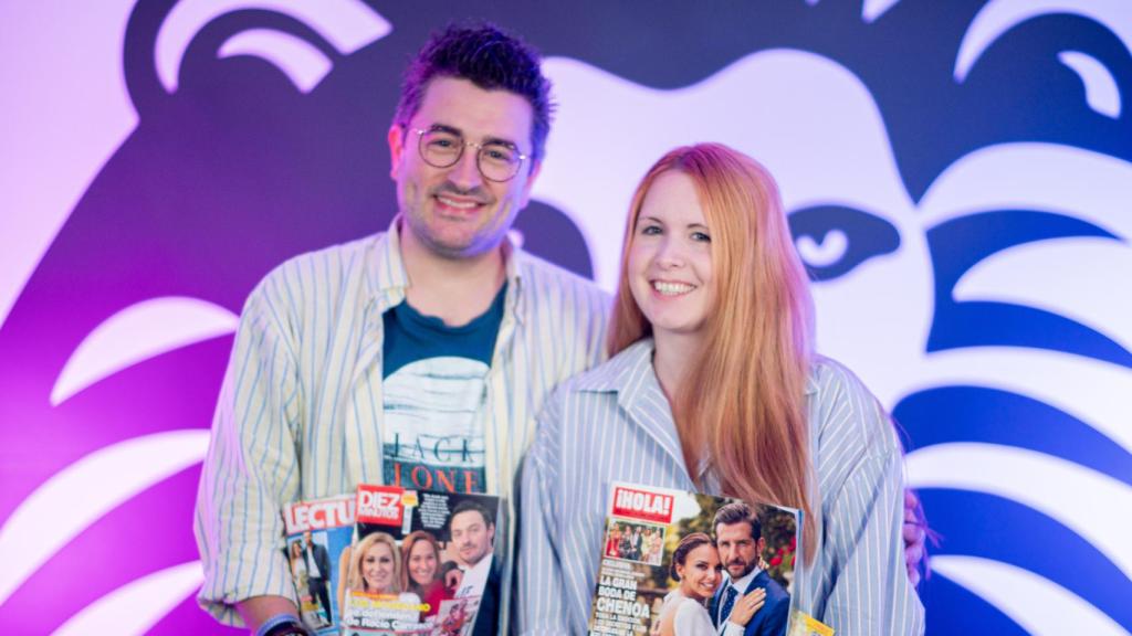 Jesús Carmona y Ane Olabarrieta durante la grabación del kiosco rosa, en vídeo.