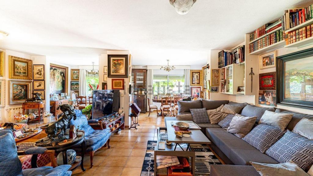 No hay rincón de la vivienda de Jaime Ostos que no esté lleno de recuerdos de su vida.