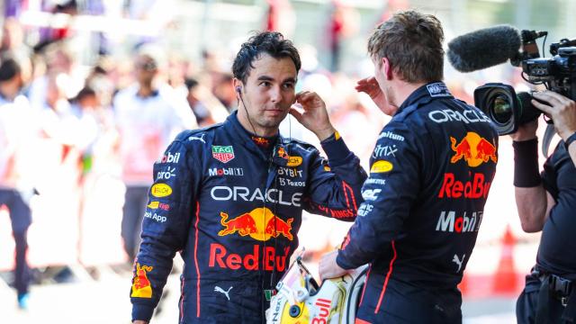 'Checo' Pérez dialogando con Max Verstappen