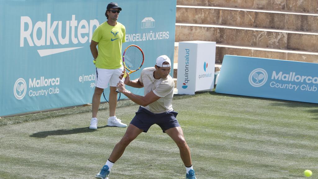 Rafa Nadal entrenando bajo la mirada de Carlos Moyá