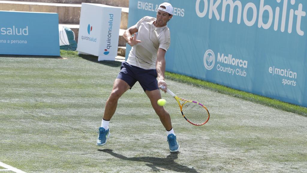 Rafa Nadal ejecuta una derecha sobre la hierba de Mallorca