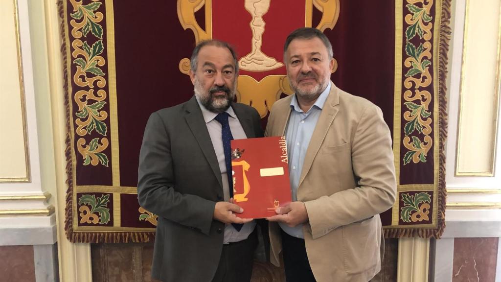 El alcalde de Cuenca, Darío Dolz, y el rector de la Universidad de Castilla-La Mancha (UCLM), Julián Garde. Foto: Ayuntamiento de Cuenca.