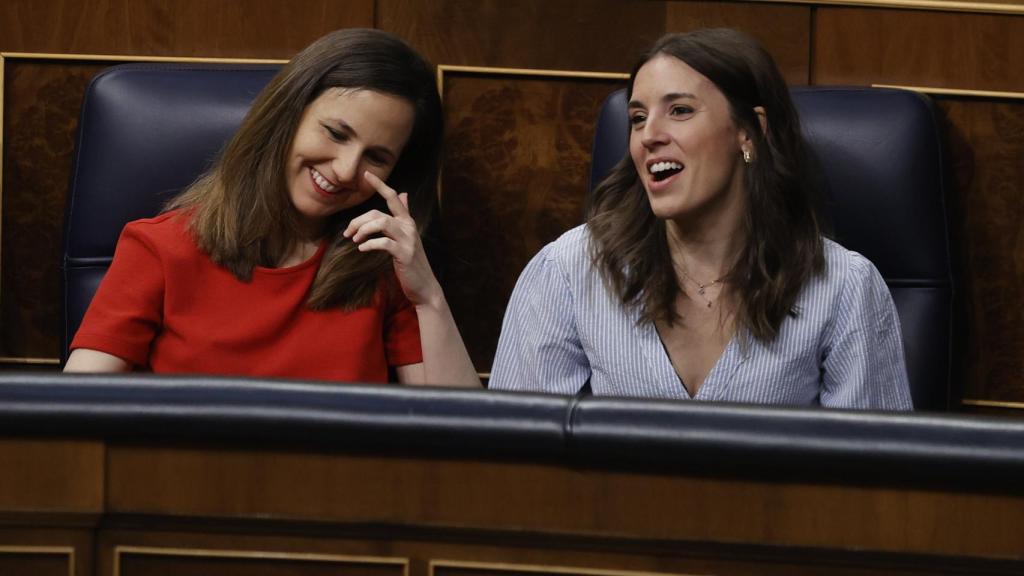 Las ministras de Igualdad, Irene Montero, y de Derechos Sociales, Ione Belarra, este miércoles en la sesión de control al Gobierno.