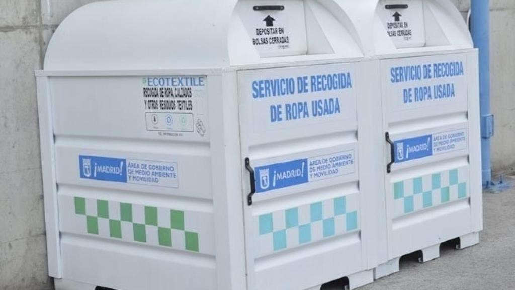 Contenedores de recogida de ropa usada.