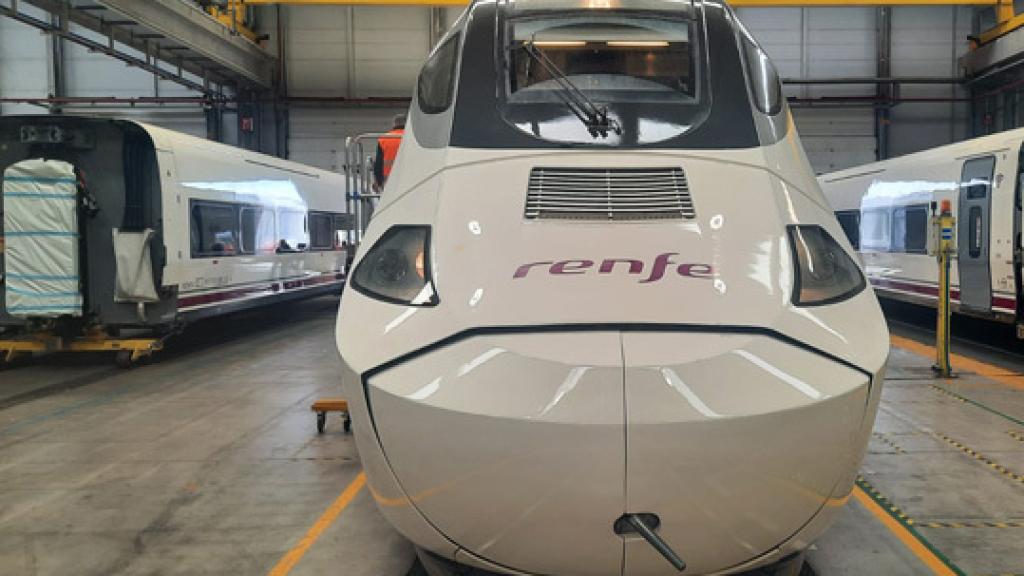 Modelo Alvia S-730 en los talleres de Renfe.
