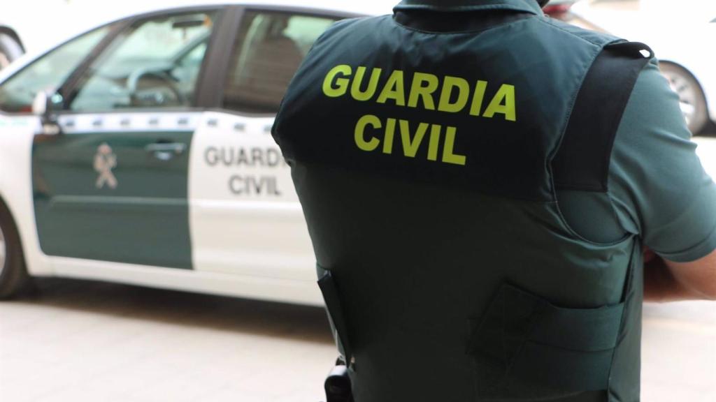 Un agente de la Guardia Civil, de espaldas.