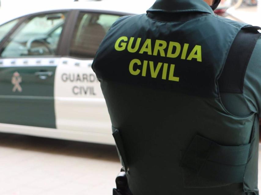 Un agente de la Guardia Civil, de espaldas.