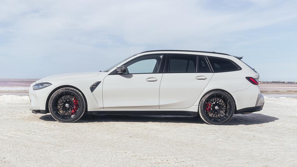 Una banda en acabado negro de brillo intenso rodea todo el coche.