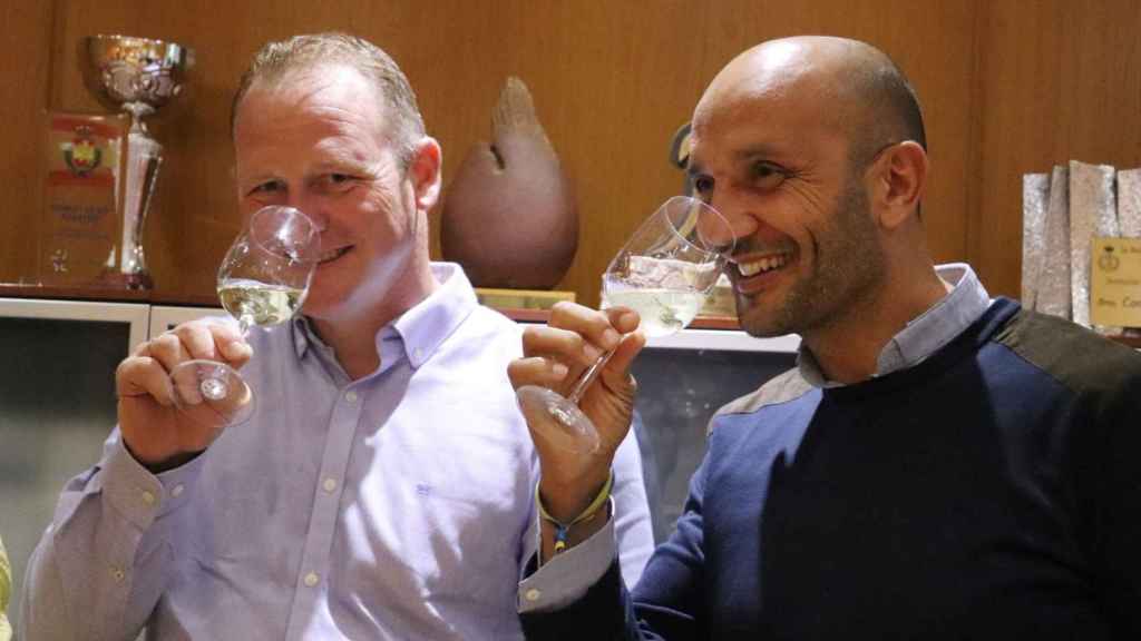 El enólogo Pablo Estévez y el alcalde de O Porriño, Alejandro Lorenzo.