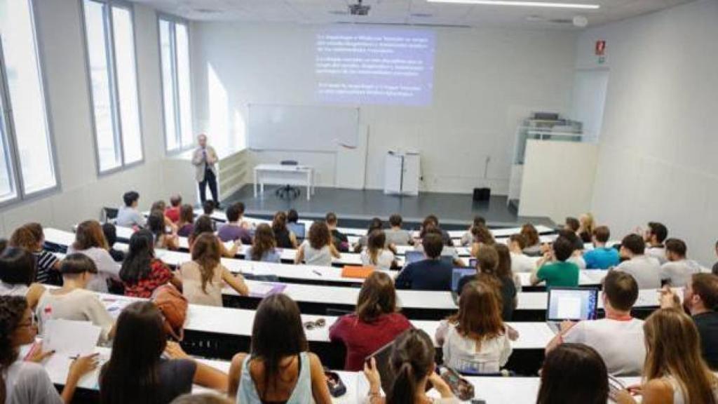 Alumnos en una clase de universidad.