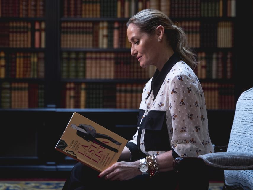 Fiona Ferrer, leyendo un capítulo de La estilista.