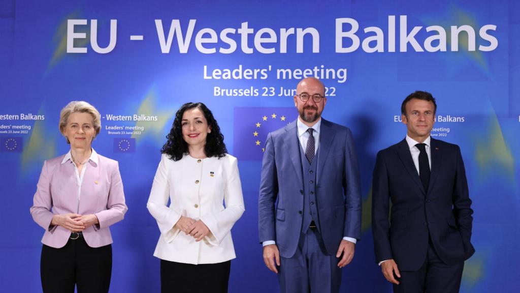 La presidenta de Kosovo, Vjosa Osmani, posa con Ursula von der Leyen, Charles Michel y Emmanuel Macron