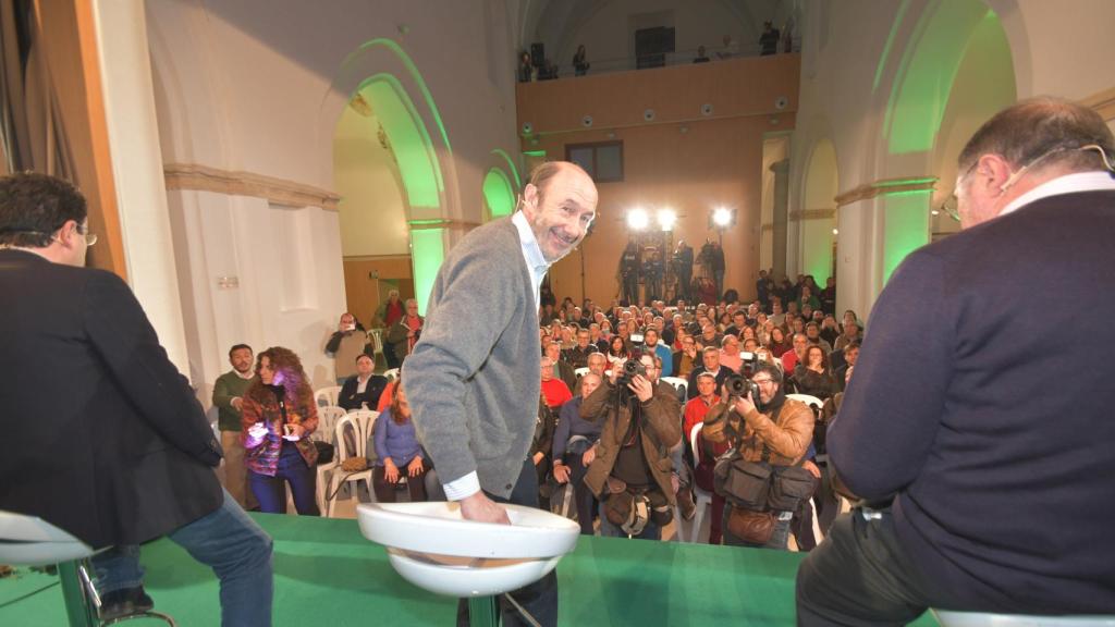 Alfredo Pérez Rubalcaba, instantes antes de intervenir en 2017, en Alcalá de los Gazules.