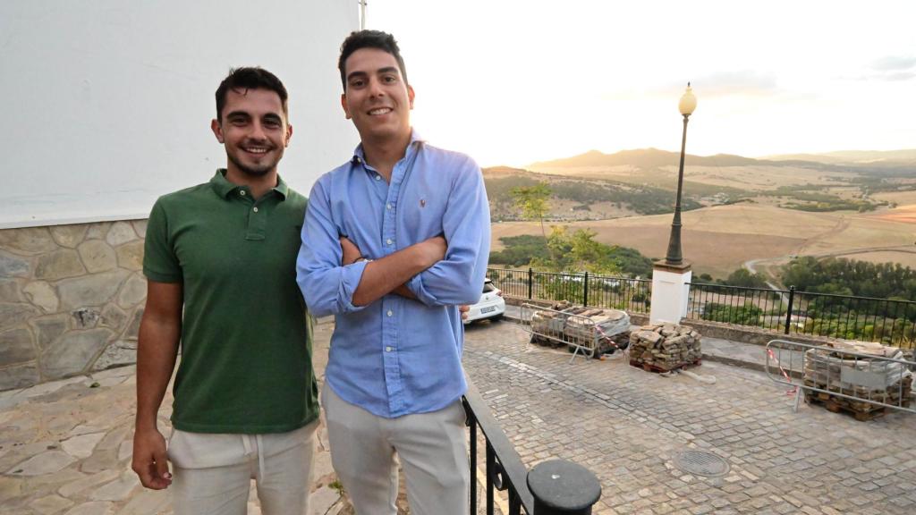 José Carlos (derecha) el único edil del PP en Alcalá, acompañado de Guille, amigo y simpatizante.