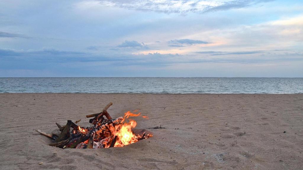 Hoguera en la noche de San Juan (24 de junio).