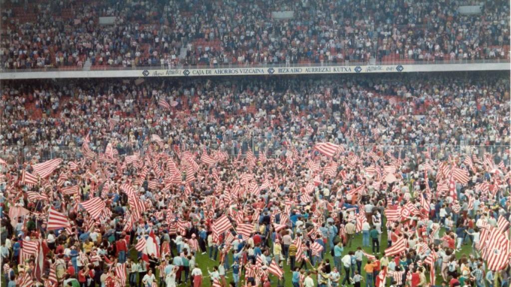 San Mamés invadido por la afición rojiblanca tras ganar la al Liga del 83-84