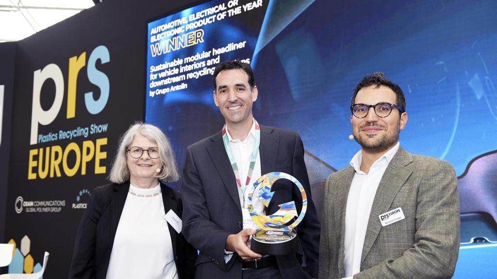 Enrique Fernández, director de Ingeniería Avanzada de la Unidad de Negocio de Techos de Grupo Antolin, recibe el premio