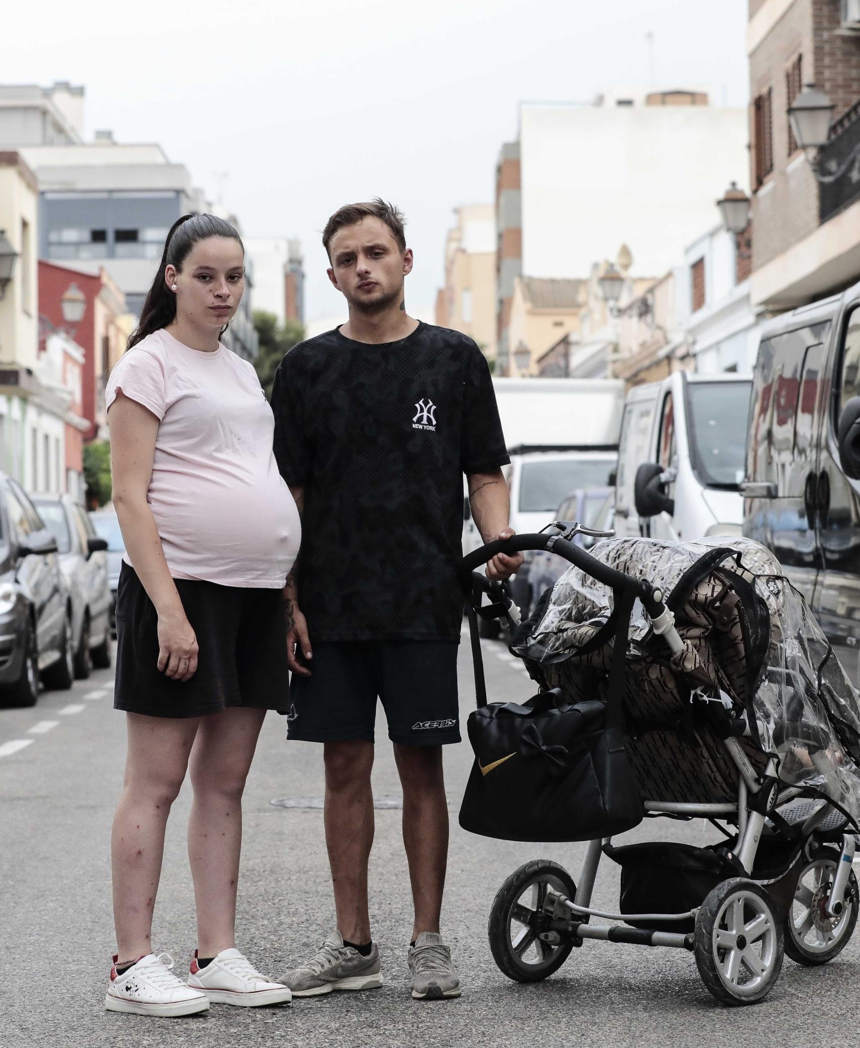 Teresa y Pedro esta semana en el barrio valenciano en el que han encontrado una vivienda.