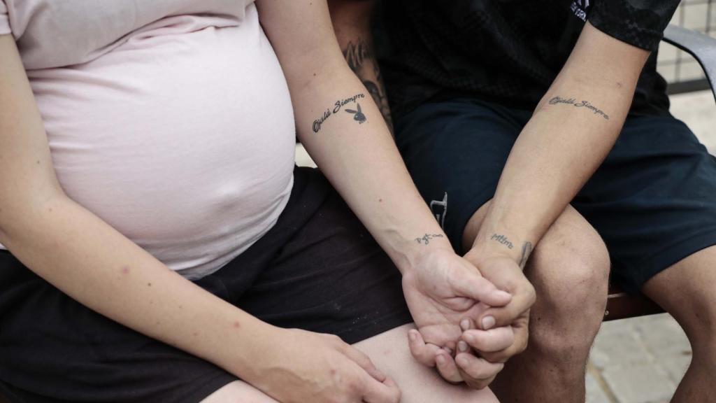 Teresa y su pareja cogidos de la mano.