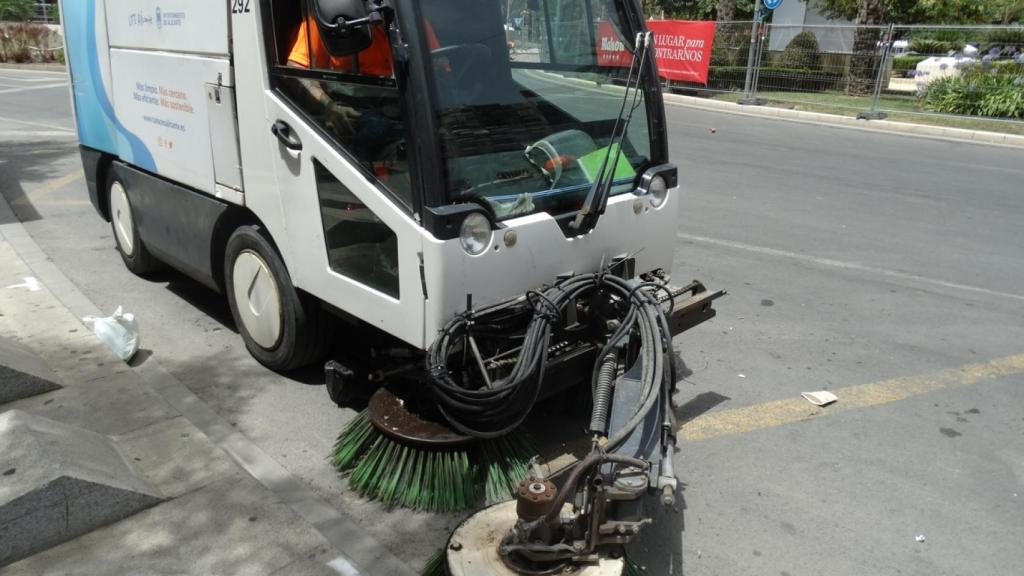 Una de las barredoras encargadas del servicio especial de Hogueras.